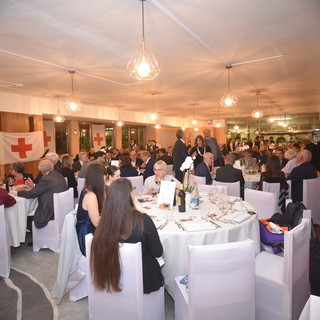 Grande successo per la Foundation Dinner della Croce Rossa di Luino e Valli: una serata di solidarietà per festeggiare 38 anni di impegno