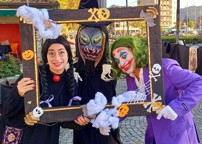 FOTO. La Festa di Halloween conquista e anima il centro di Laveno