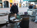 Giuseppe Mantarro da Catania, arrivato a Varese a 4 anni e rimasto per sempre, da 33 anni posiziona il banchetto di castagne in piazza Carducci alle 14,30 e sta lì fino all’orario di chiusura dei negozi. La domenica arriva alle 11