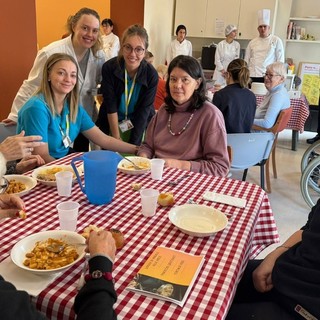 Un pranzo alla &quot;trattoria&quot; del Cfp di Luino con gli anziani della Fondazione Comi