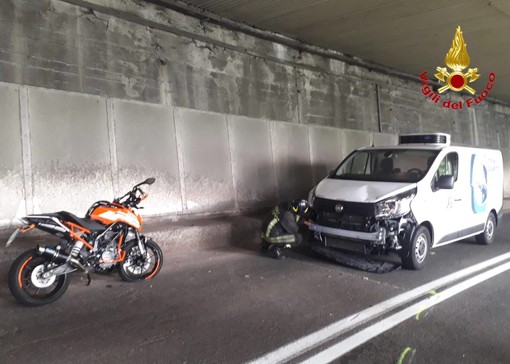 FOTO. Schianto frontale tra una moto e un furgone sulla Sp69 a Laveno nella galleria del Sasso Galletto: 23enne in ospedale con l'elisoccorso