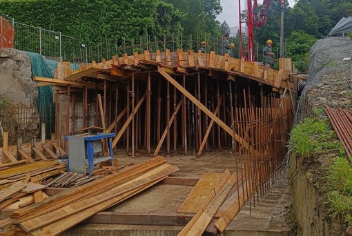 I lavori al ponte di via San Vito a Luvinate in una foto degli scorsi mesi