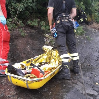 FOTO. Cade in un dirupo a strapiombo sul lago Maggiore a Luino: 62enne salvato dai vigili del fuoco