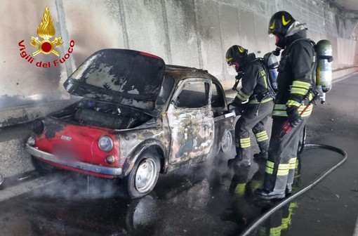 FOTO. Fiat 500 d'epoca prende fuoco nella galleria sulla Sp69 a Laveno: illesa la conducente