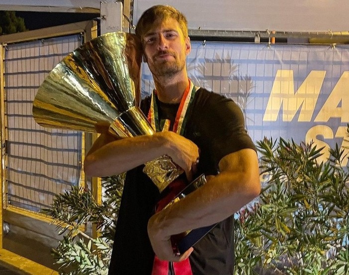 Liceo Pantani in festa con Matteo Gabbia. Il milanista nella classe d’oro con Martinenghi