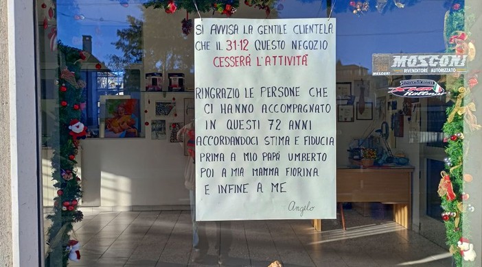 Il cartello affisso dal signor Angelo Caretta all'esterno del suo negozio a Morazzone