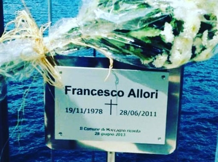 La lapide dedicata alla memoria di Francesco Allori a Maccagno
