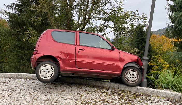 L'auto rubata finita contro un palo a Mesenzana (foto da Luinonotizie.it)