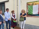 L'artista di Monvalle Barbara Carcano all'inaugurazione di una delle sue opere murarie a Lecro