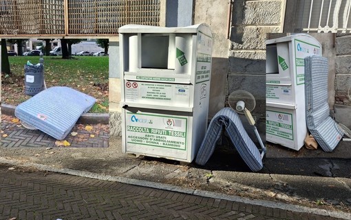 Le diverse &quot;sistemazioni&quot; del materasso e del ventilatore in piazza XXV Aprile