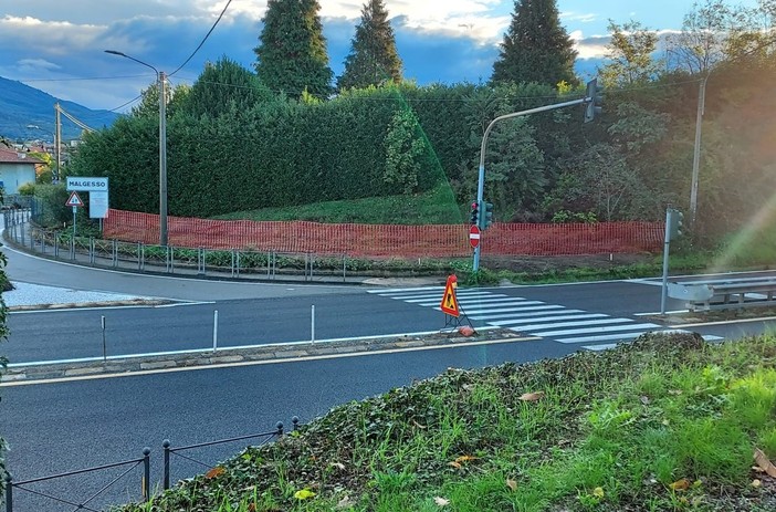 Il semaforo sulla superstrada a Malgesso che verrà sostituito da una rotonda