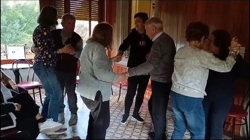 La musicoterapia e il ballo all'Alzheimer Cafè di Luino