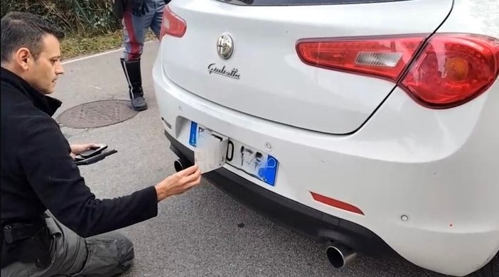 FOTO. Circolavano su un'auto con targa clonata: presa una banda di ladri d'appartamento che agiva in Valceresio e Valganna