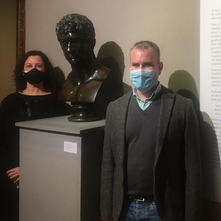 Manuela Maffioli all'inaugurazione della mostra su Bossi e Raffaello con il curatore Silvio Mara