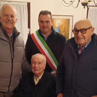 I festeggiamenti per i 102 del dottor Vigilante a Mornago con il sindaco Tamborini, l'ex senatore Leoni e Giuseppe Daverio