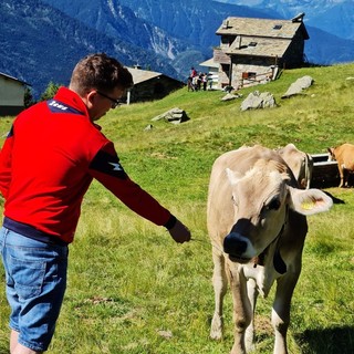 Marco Regazzoni e, laggiù, la baita costruita dai suoi bisnonni a Prato Maslino in Valtellina