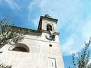 L'intervento dell'esperto arrampicatore sul campanile della chiesa di Maccagno Inferiore (foto dalla pagina Facebook di Impegno Civico)