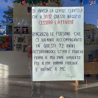 Il cartello affisso dal signor Angelo Caretta all'esterno del suo negozio a Morazzone