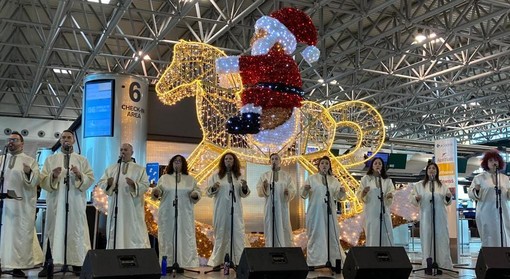 VIDEO La magia del Natale a Malpensa: un coro gospel accompagna i viaggiatori per le feste