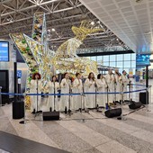 VIDEO. Il coro &quot;Free Gospel Band&quot; incanta i passeggeri di Malpensa con i grandi classici di Natale