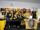 I volontari del mitico banchetto all'ingresso dell'Acinque Ice Arena dove troviamo tutto il merchandising ufficiale dei Mastini (foto Galbiati)