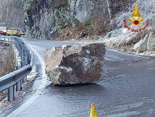 Un masso enorme cade sulla Statale dell'Ossola verso Macugnaga: nessun ferito