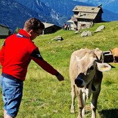 Marco Regazzoni e, laggiù, la baita costruita dai suoi bisnonni a Prato Maslino in Valtellina