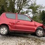 L'auto rubata finita contro un palo a Mesenzana (foto da Luinonotizie.it)