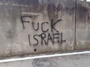 Le scritte contro Israele sui muri della scuola di Mercallo (foto dalla pagina Facebook del Comune)