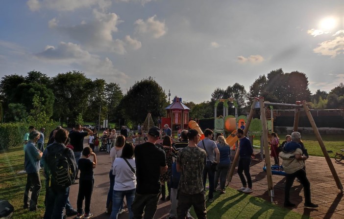 L'inaugurazione del parco giochi di Morazzone (foto dalla pagina Facebook del sindaco)