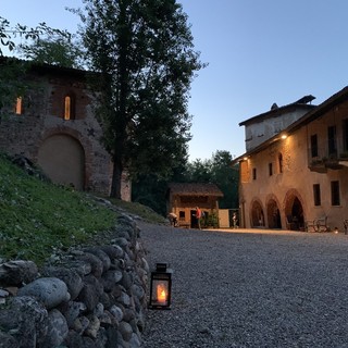 Nella foto il Monastero di Torba. Sotto: Casa Macchi, Villa Della Porta Bozzolo e Villa Panza