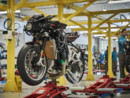 Un linea produttiva dello stabilimento della Schiranna di Mv Agusta