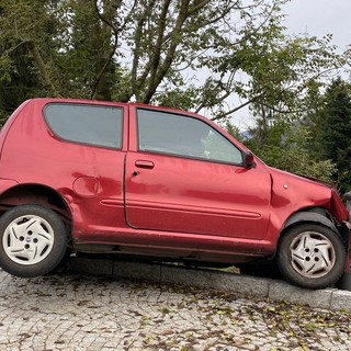 L'auto rubata finita contro un palo a Mesenzana (foto da Luinonotizie.it)