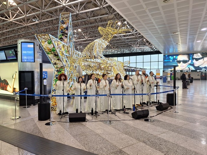 VIDEO. Il coro &quot;Free Gospel Band&quot; incanta i passeggeri di Malpensa con i grandi classici di Natale