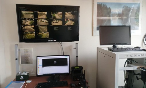 La centrale operativa del sistema di videosorveglianza del Comune di Morazzone (foto dalla pagina Facebook del sindaco)