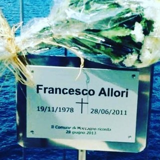 La lapide dedicata alla memoria di Francesco Allori a Maccagno
