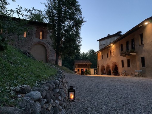 Nella foto il Monastero di Torba. Sotto: Casa Macchi, Villa Della Porta Bozzolo e Villa Panza