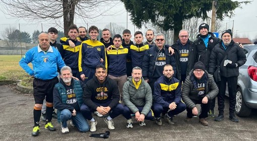 Una foto dei ragazzi dell'Oggiona con l'arbitro Bernardo del Csi Varese