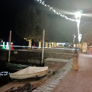 Immagine natalizia del lungolago di Porto Valtravaglia