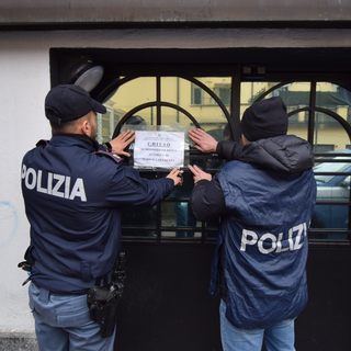 I sigilli posti dalla polizia di Varese sulla porta d'ingresso di una discoteca di via Orrigoni