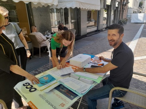 Massimo Gnocchi a uno dei tanti gazebo organizzati per la petizione