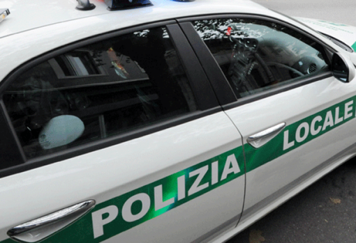 Irregolarità in esercizi commerciali, manodopera nei cantieri, abbandono abusivo di rifiuti: Polizia Locale in azione