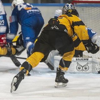 Il morso di Piroso all'overtime trafigge Tesini e fa vincere il derby al Varese (Foto Alessandro Umberto Galbiati)