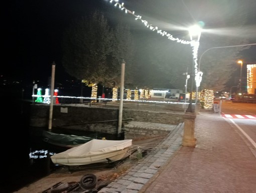 Immagine natalizia del lungolago di Porto Valtravaglia