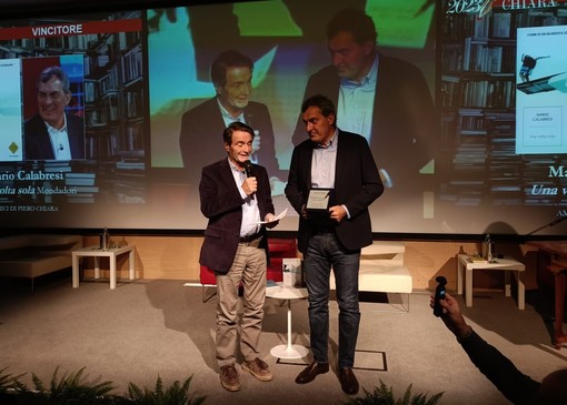 Attilio Fontana e Mario Calabresi, vincitore del Premio Chiara. Nella gallery, i tre finalisti con Bambi Lazzati e Romano Oldrini, Presidente dell'Associazione AMici di Piero Chiara