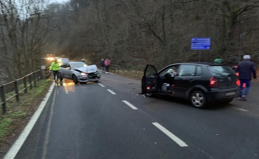 Frontale tra due auto sulla statale tra Luino e Cremenaga: lunghe code