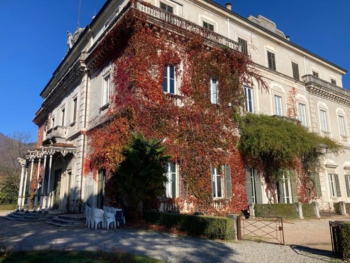 Qui un particolare dal giardino della Villa Castelbarco Albani di Casciago. Nella galleria la vista dal giardino e la facciata oggetto del restauro