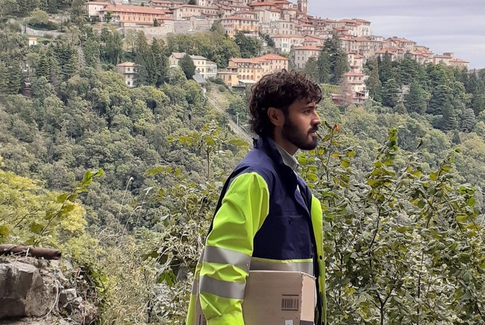 Leonardo Papaianni il postino del Sacro Monte al lavoro