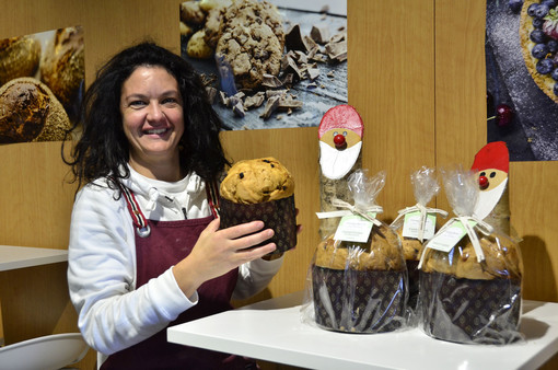 Stefania nel negozio Colombo &amp; Marzoli di via Morosini scarta un esemplare del profumatissimo panettone varesino