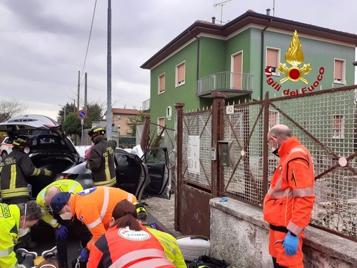 FOTO. Tragedia Nel Milanese, Auto Si Schianta Contro Il Muretto Di Una ...